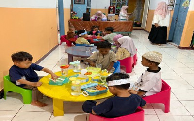 Pesrta MPLS Makan Siang Bersama